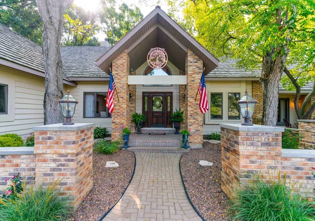 Photo 3 of Single family home for sale at 5520 Hilltop Ln, Libertyville, IL 60048 | MLS# 12750383 | Listing updated on 2026-09-04