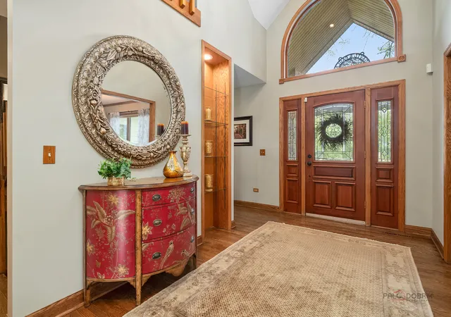 Photo 4 of Single family home for sale at 5520 Hilltop Ln, Libertyville, IL 60048 | MLS# 12750383 | Listing updated on 2026-09-04