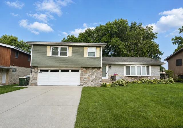 Photo 1 of Single family home for sale at 1915 N Chestnut Ave, Arlington Heights, IL 60004 | MLS# 12750403 | Listing updated on 2026-09-09