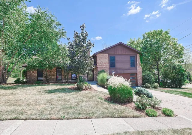 Photo 1 of Single family home for sale at 8822 Valley Cir Dr, Florence, KY 41042 | MLS# 646288 | Listing updated on 2026-10-09