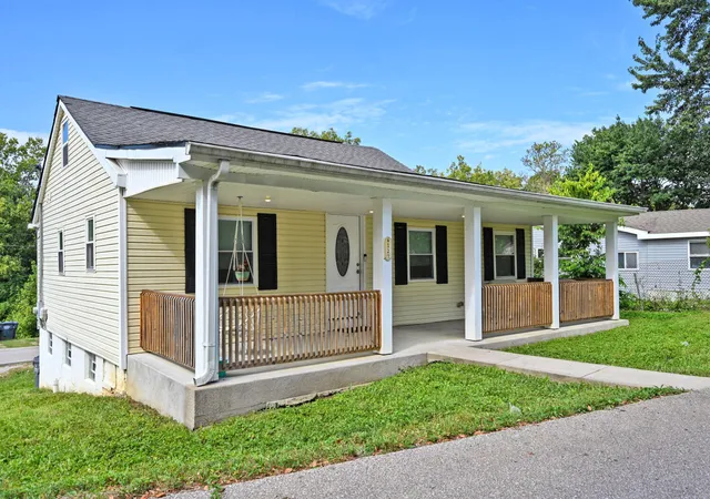 Photo 2 of Single family home for sale at 6127 Locust Rd, Covington, KY 41015 | MLS# 646248 | Listing updated on 2026-09-02
