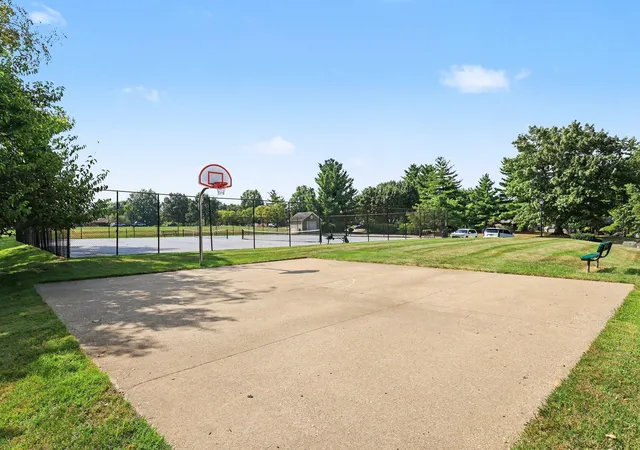 Listing Photo 2 - Condo for sale in building located at 282 Secretariat Ct, Crestview Hills, KY 41017
