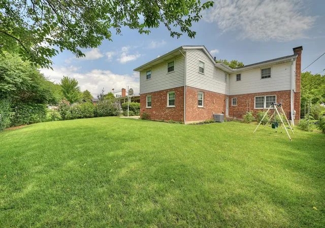 Photo 3 of Single family home for sale at 249 N Ashbrook Cir, Lakeside Park, KY 41017 | MLS# 646672 | Listing updated on 2026-09-22