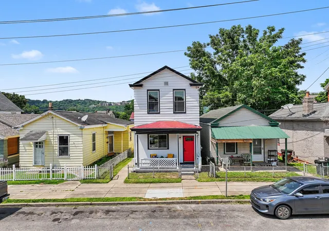 Single family home for sale at 412 Oak St, Ludlow, KY 41016 | MLS# 646300