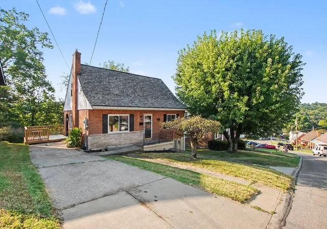 Photo 2 of Sale Pending at 14 E Ridge Pl, Newport, KY 41071 | MLS# 646382 | Listing updated on 2026-09-08