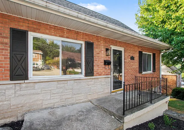 Photo 3 of Sale Pending at 14 E Ridge Pl, Newport, KY 41071 | MLS# 646382 | Listing updated on 2026-09-08