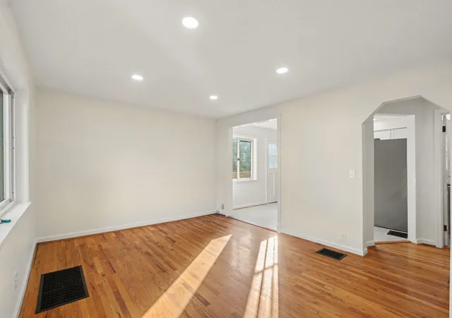 Photo 3 of Sale Pending at 14 E Ridge Pl, Newport, KY 41071 | MLS# 646382 | Listing updated on 2026-09-08