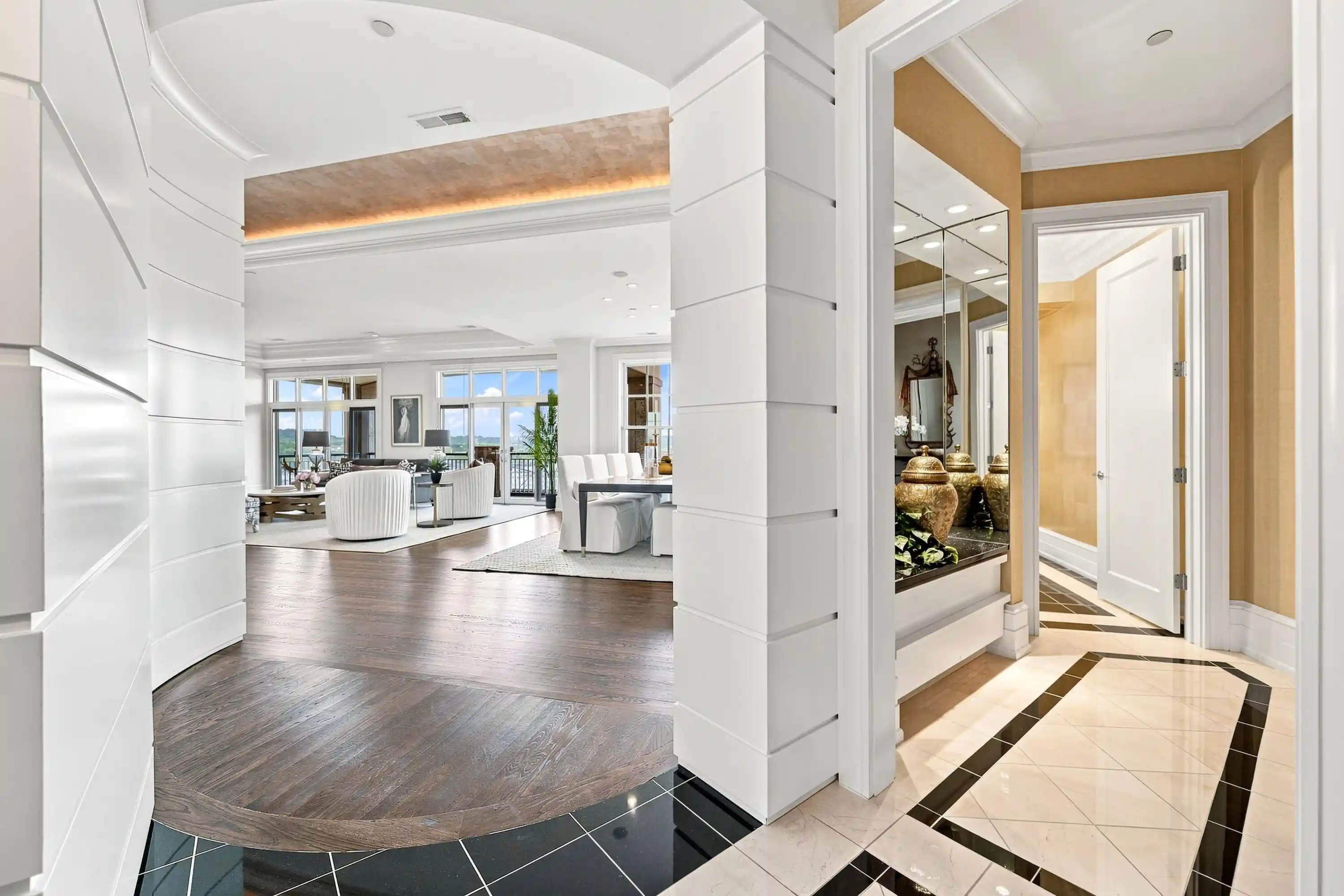 Listing Photo 2 - Condo for sale in 100 W Rivercenter Blvd located at 100 W Rivercenter Blvd, Covington, KY 41011 - Unit #3B