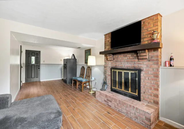 Photo 3 of Sale Pending at 8 Crystal Lake Dr, Covington, KY 41017 | MLS# 646563 | Listing updated on 2026-10-02