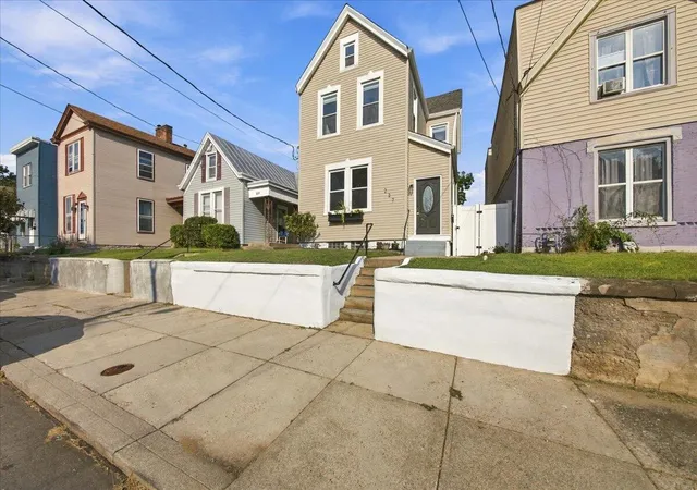 Photo 2 of Sale Pending at 227 Retreat St, Bellevue, KY 41073 | MLS# 646797 | Listing updated on 2026-09-21