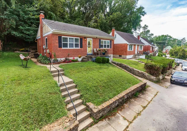 Photo 1 of Sale Pending at 208 Cleveland Ave, Bellevue, KY 41073 | MLS# 646782 | Listing updated on 2026-09-18