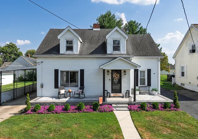 Photo 1 of Single family home for sale at 8 Kelly Ave, Williamstown, KY 41097 | MLS# 646792 | Listing updated on 2026-09-18