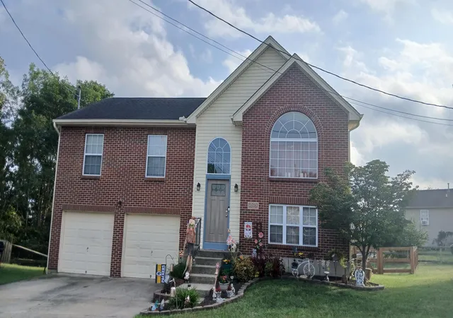 Single family home for sale at 1575 Clovernook Dr, Elsmere, KY 41018 | MLS# 646806