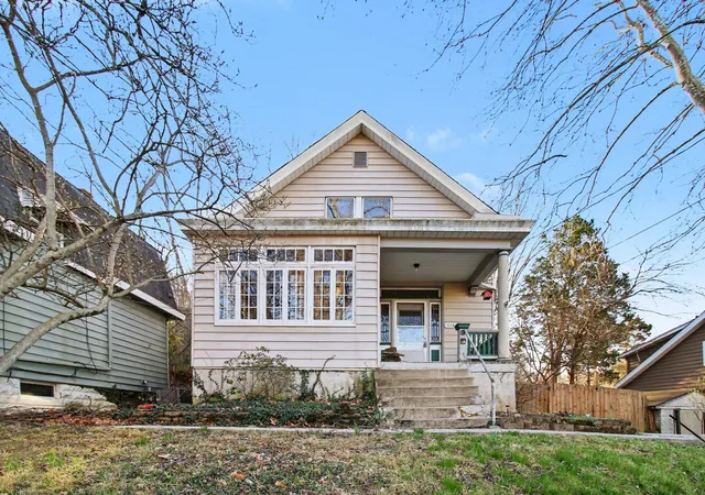 Photo 2 of Sale Pending at 1146 Waterworks Rd, Newport, KY 41071 | MLS# 646848 | Listing updated on 2026-09-22