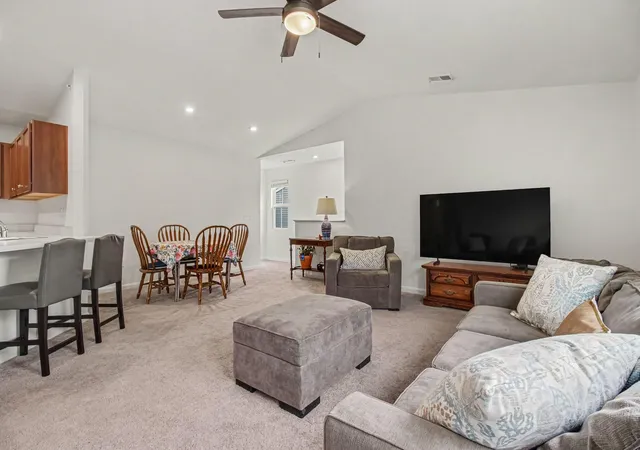 Listing Photo 5 - Condo for sale in building located at 642 Foxhill Dr, Ft Mitchell, KY 41017