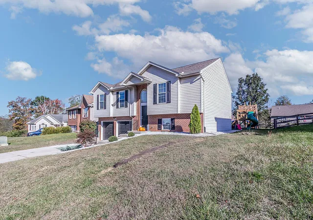 Photo 3 of Single family home for sale at 2206 Morrison Ct, Covington, KY 41017 | MLS# 647802 | Listing updated on 2026-10-30