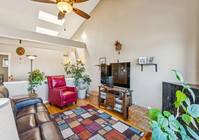 Listing Photo 1 - Condo for sale in building located at 914 Virginia Ln, Covington, KY 41016 - Unit #