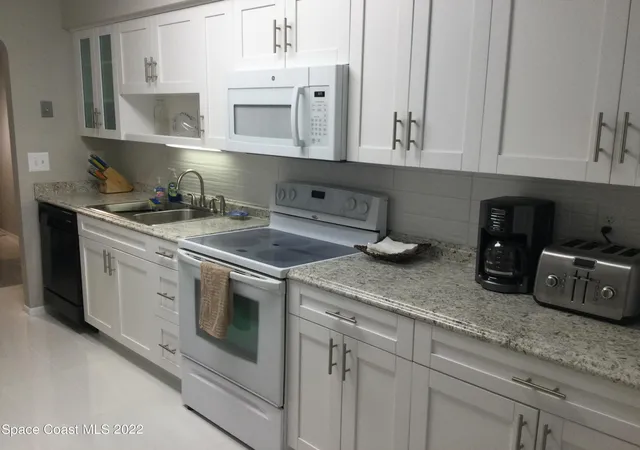 Listing Photo 5 - Condo for sale in building located at 416 School Rd, Indian Harbour Beach, FL 32937 - Unit #207