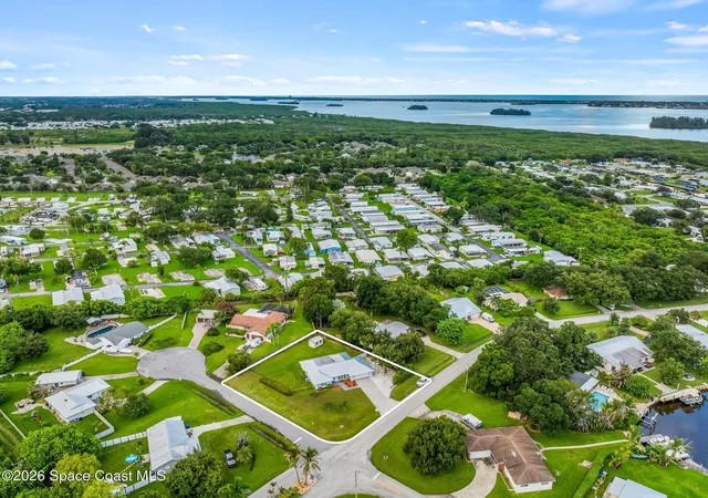 Photo 4 of Sale Pending at 404 21st Street SE, Vero Beach, FL 32962 | MLS# 1087444 | Listing updated on 2026-09-22