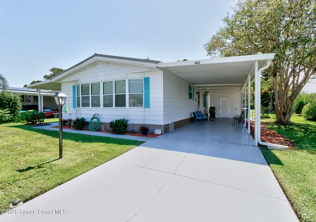Photo 3 of Manufactured home for sale at 923 Hemlock St, Sebastian, FL 32976 | MLS# 1087689 | Listing updated on 2026-09-16