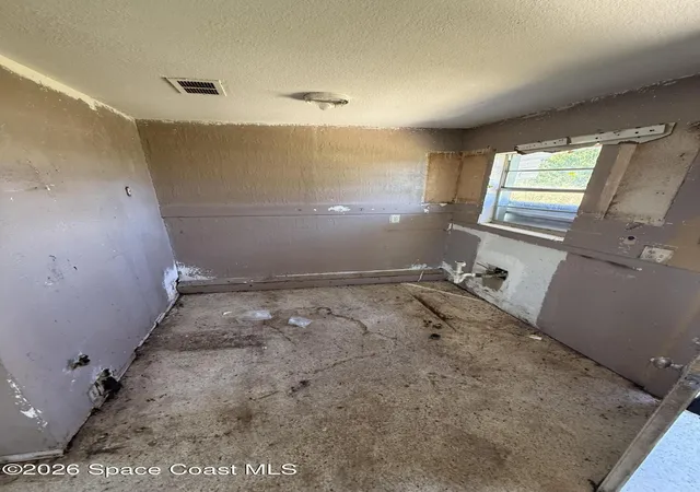Photo 3 of Single family home for sale at 904 Poplar Ln, Melbourne, FL 32901 | MLS# 1088046 | Listing updated on 2026-09-22