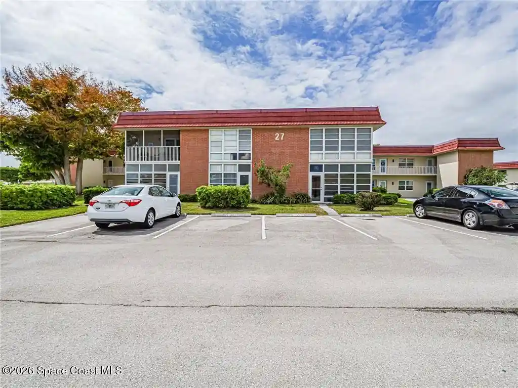 Listing Photo 2 - Condo for sale in 27 Pine Arbor Ln located at 27 Pine Arbor Ln, Vero Beach, FL 32962 - Unit #205