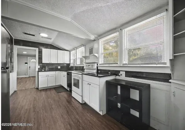 Photo 1 of Single family home for sale at 5511 Cruz Rd, Jacksonville, FL 32207 | MLS# 2134017 | Listing updated on 2026-10-27