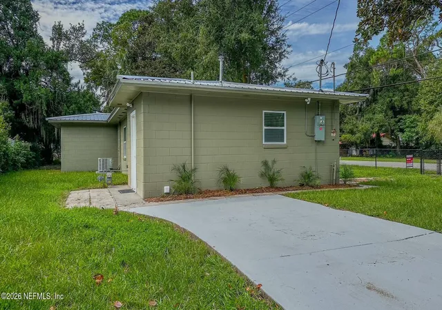 Photo 2 of Single family home for sale at 401 Husson Ave, Palatka, FL 32177 | MLS# 2159699 | Listing updated on 2026-09-22