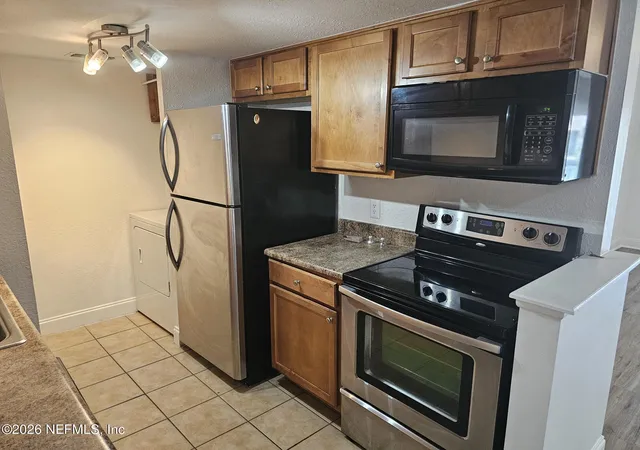 Listing Photo 5 - Condo for sale in building located at 3737 Loretto Rd, Jacksonville, FL 32223 - Unit #907
