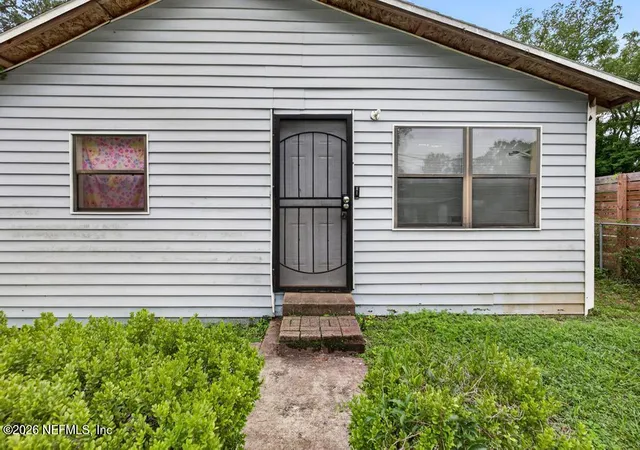 Photo 3 of Single family home for sale at 2054 Thomas Ct, Jacksonville, FL 32207 | MLS# 2165139 | Listing updated on 2026-09-30