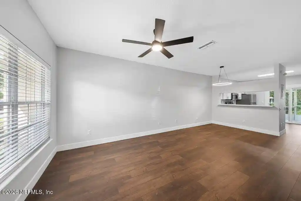 Listing Photo 2 - Condo for sale in 8230 Dames Pt Xing Blvd located at 8230 Dames Pt Xing Blvd, Jacksonville, FL 32277 - Unit #1607