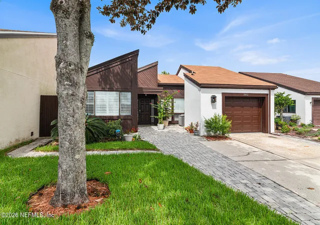 Photo 3 of Single family home for sale at 7842 Linkside Dr, Jacksonville, FL 32256 | MLS# 2165261 | Listing updated on 2026-09-18