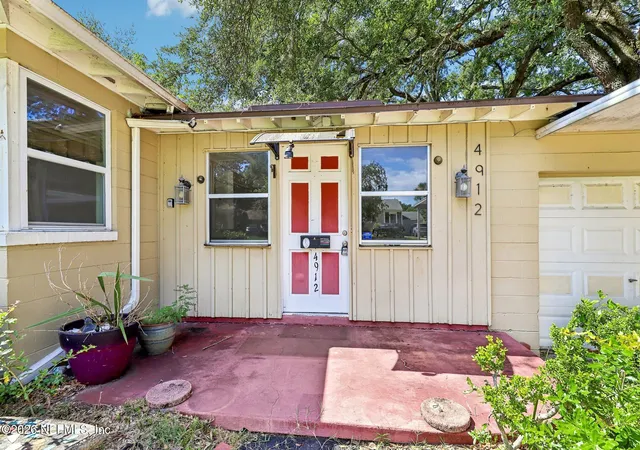 Photo 2 of Single family home for sale at 4912 Bridgewater Cir, Jacksonville, FL 32207 | MLS# 2165465 | Listing updated on 2026-09-25