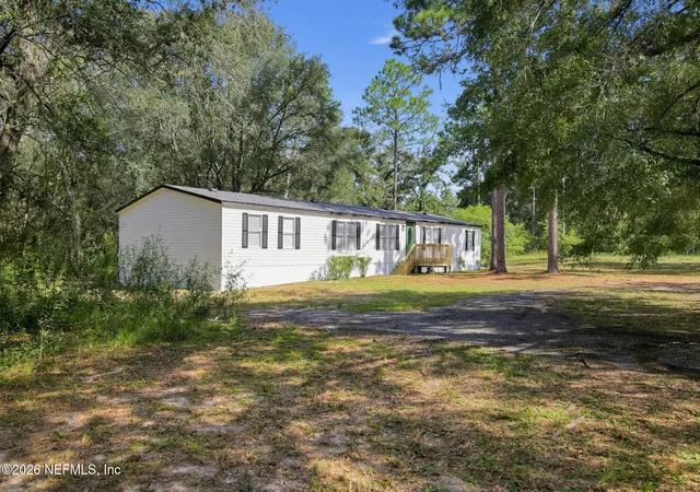 Photo 3 of Manufactured home for sale at 124 Hour Glass Cir, Hawthorne, FL 32640 | MLS# 2165760 | Listing updated on 2026-09-21