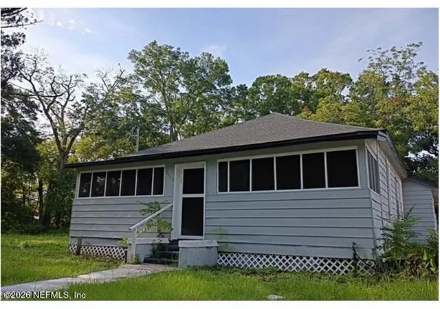 Photo 3 of Sale Pending at 2900 Thomas St, Jacksonville, FL 32254 | MLS# 2165867 | Listing updated on 2026-10-21
