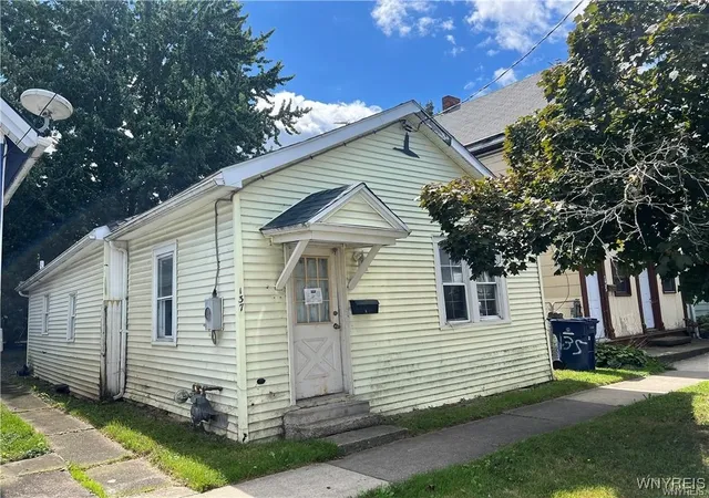 Photo 1 of Single family home for sale at 137 Farmer St, Buffalo, NY 14207 | MLS# B1642836 | Listing updated on 2026-09-09