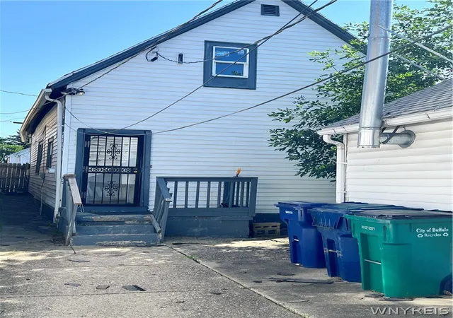 Photo 2 of Sale Pending at 207 Oneida St, Buffalo, NY 14206 | MLS# B1662827 | Listing updated on 2026-08-16