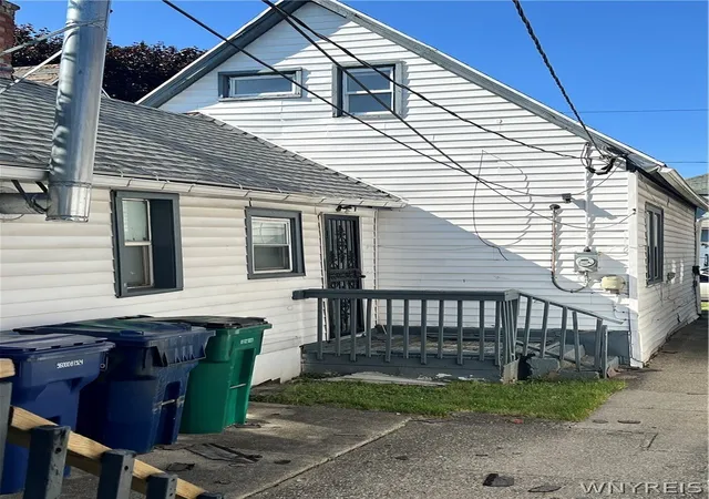 Photo 3 of Sale Pending at 207 Oneida St, Buffalo, NY 14206 | MLS# B1662827 | Listing updated on 2026-08-16