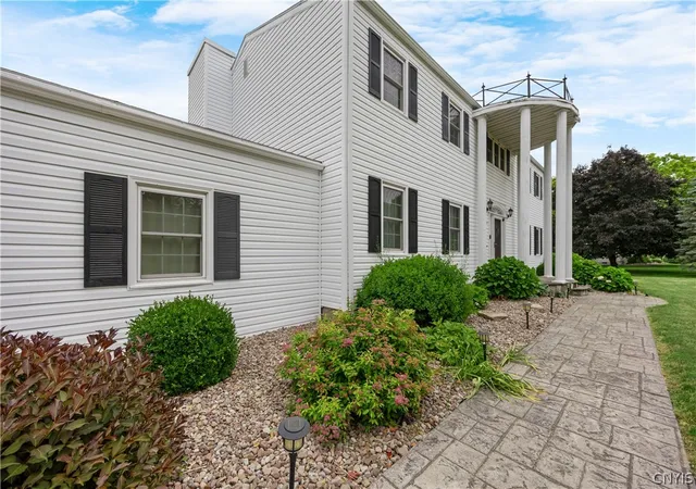 Photo 3 of Sale Pending at 621 Deerfield Dr, Oneida, NY 13421 | MLS# S1669969 | Listing updated on 2026-08-22