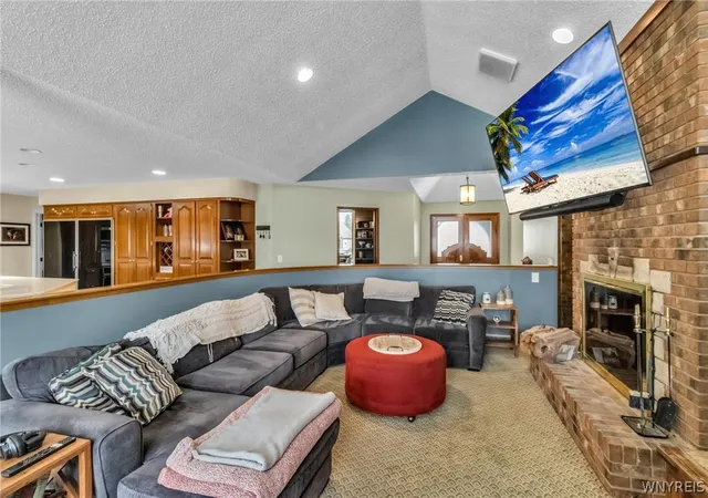 Photo 4 of Sale Pending at 20 Rolling Meadow Ln, East Amherst, NY 14051 | MLS# B1672089 | Listing updated on 2026-08-25