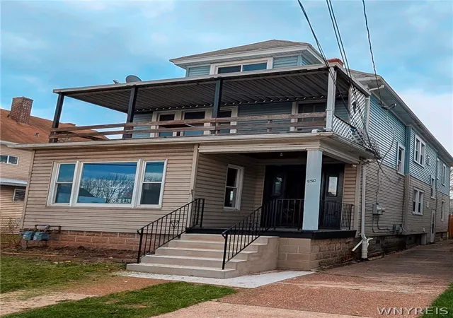 Photo 3 of Sale Pending at 550 Ontario St, Buffalo, NY 14207 | MLS# B1674790 | Listing updated on 2026-08-28