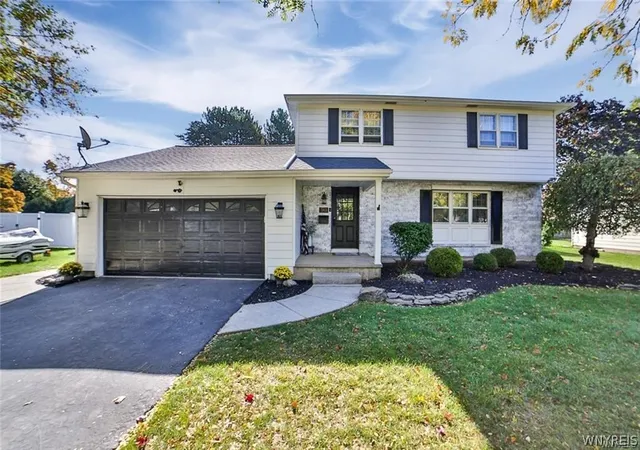 Photo 1 of Single family home for sale at 563 Lockport St, Youngstown, NY 14174 | MLS# B1673810 | Listing updated on 2026-09-20