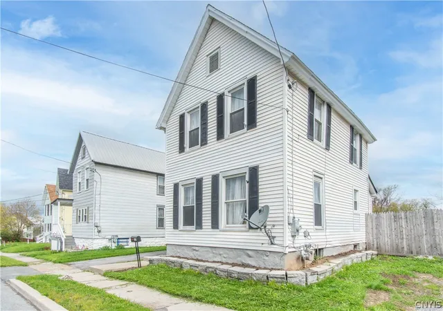 Photo 3 of Single family home for sale at 308 W Hoard St, Watertown, NY 13601 | MLS# S1678871 | Listing updated on 2026-09-15