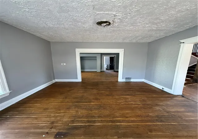Photo 3 of Single family home for sale at 289 Emerson St, Rochester, NY 14613 | MLS# R1678839 | Listing updated on 2026-09-14