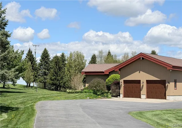 Photo 3 of Sale Pending at 5601 Mack Rd, Skaneateles, NY 13152 | MLS# S1680046 | Listing updated on 2026-09-02