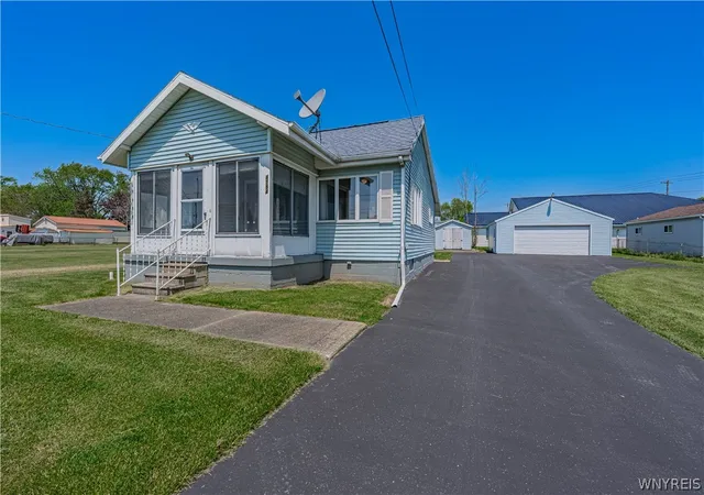 Photo 1 of Single family home for sale at 4784 Chester Ave, Niagara Falls, NY 14305 | MLS# B1682799 | Listing updated on 2026-09-09