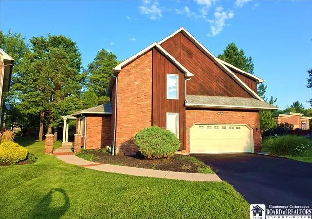 Photo 2 of Sale Pending at 6015 Whitegate Xing, East Amherst, NY 14051 | MLS# R1685359 | Listing updated on 2026-09-14