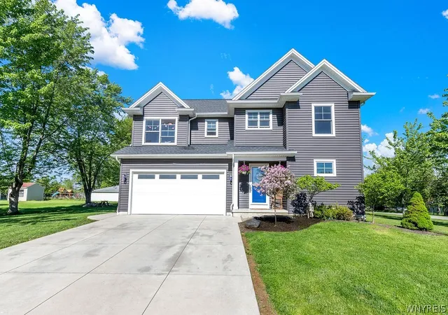 Photo 2 of Sale Pending at 35 Lakewood Dr, Orchard Park, NY 14127 | MLS# B1677504 | Listing updated on 2026-08-05