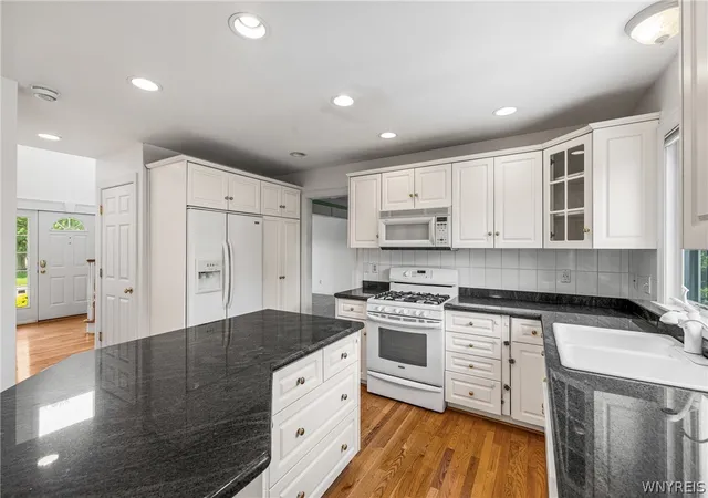 Photo 4 of Sale Pending at 4169 Foxwood Ln, Buffalo, NY 14221 | MLS# B1684578 | Listing updated on 2026-08-31