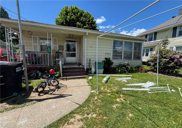 Photo 1 of Single family home for sale at 906 Laurel St, Elmira, NY 14904 | MLS# R1685886 | Listing updated on 2026-09-08